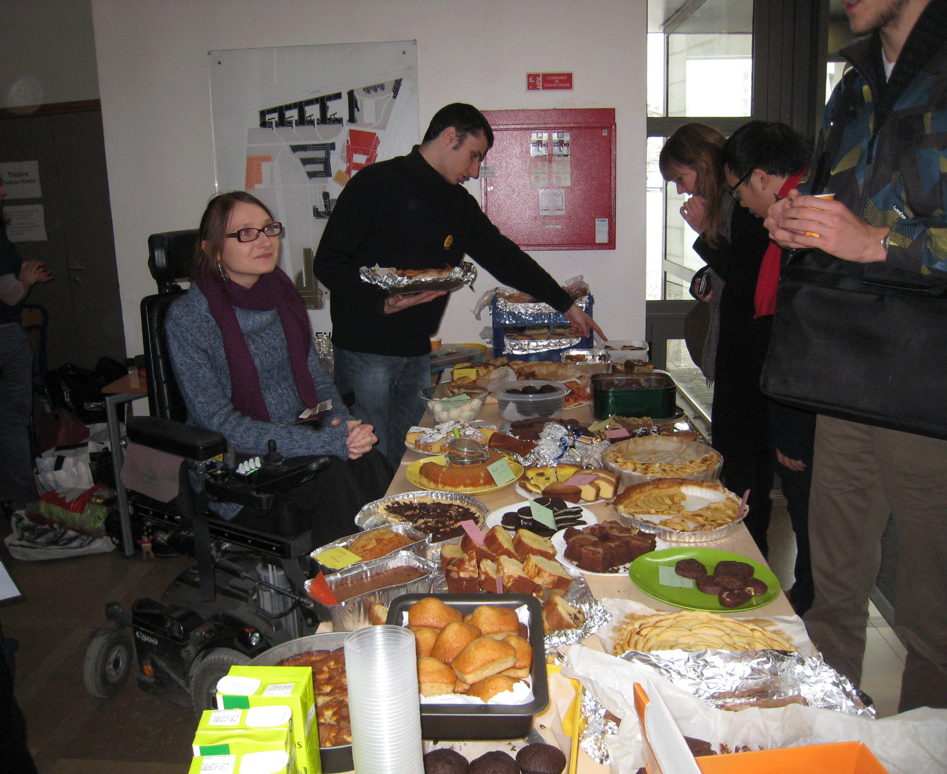 Marylise Cottet et le buffet de gâteaux