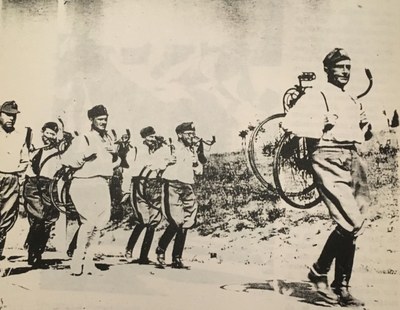 « La bicyclette sur l’épaule, le secrétaire du Parti [Achille Starace] marche en tête de la colonne des hiérarques », Sport fascista, août 1939.